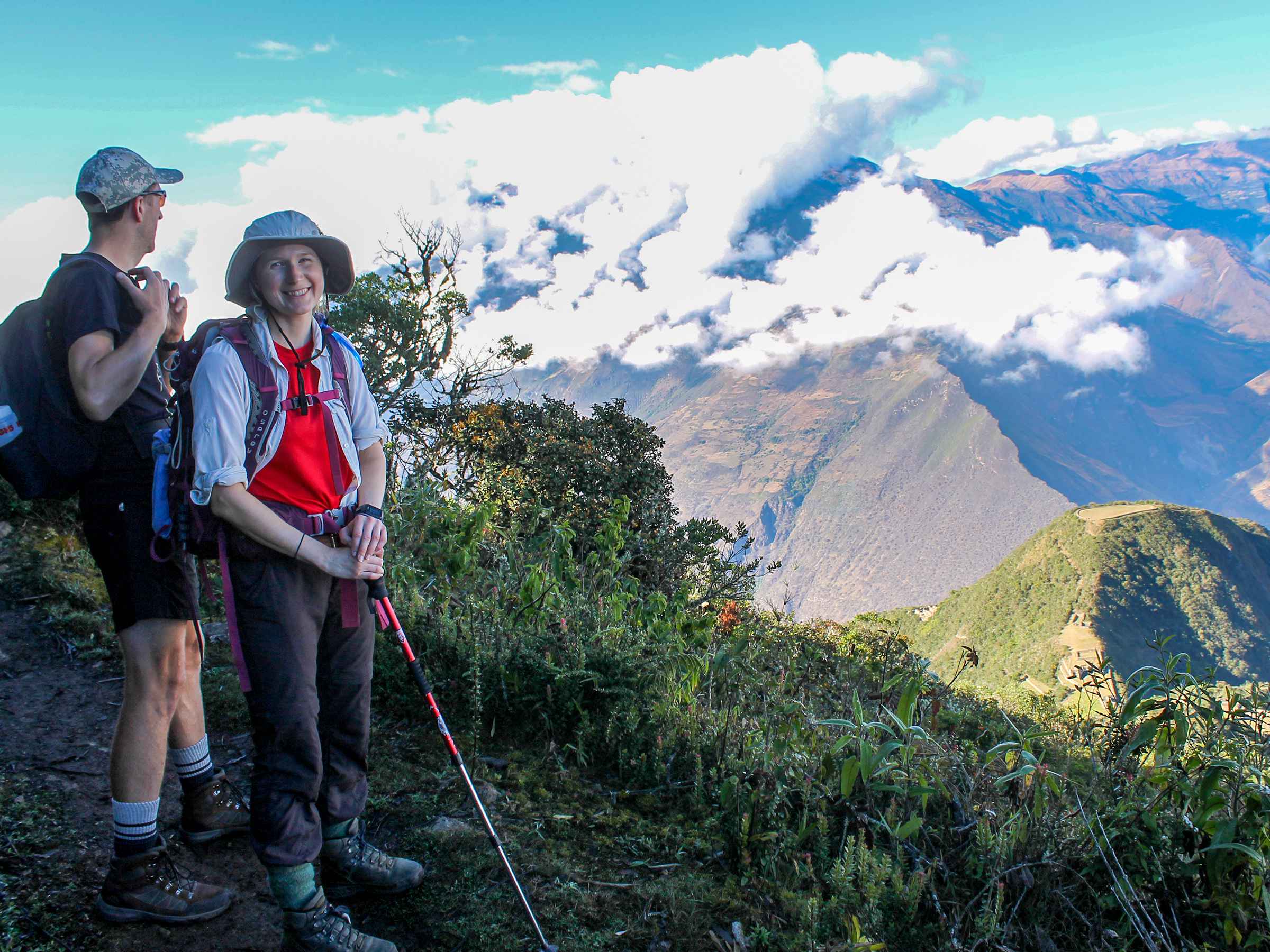 caminata choque 9 - Copy Hikers enjoying scenic mountain view with clouds