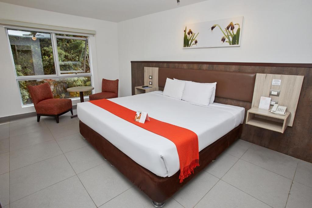 htl casa andina aguas caleintes Modern hotel room with king-sized bed.